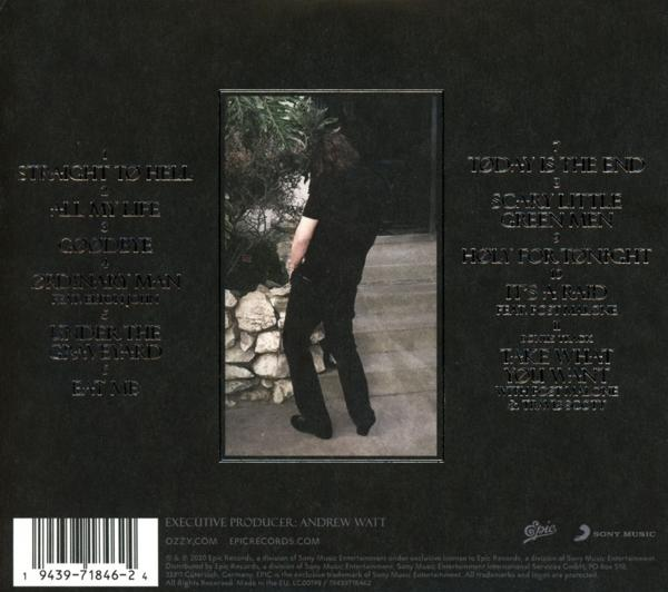 Achterkant van een album met tracklijsten en een foto van Ozzy Osbourne in donkere kleding.