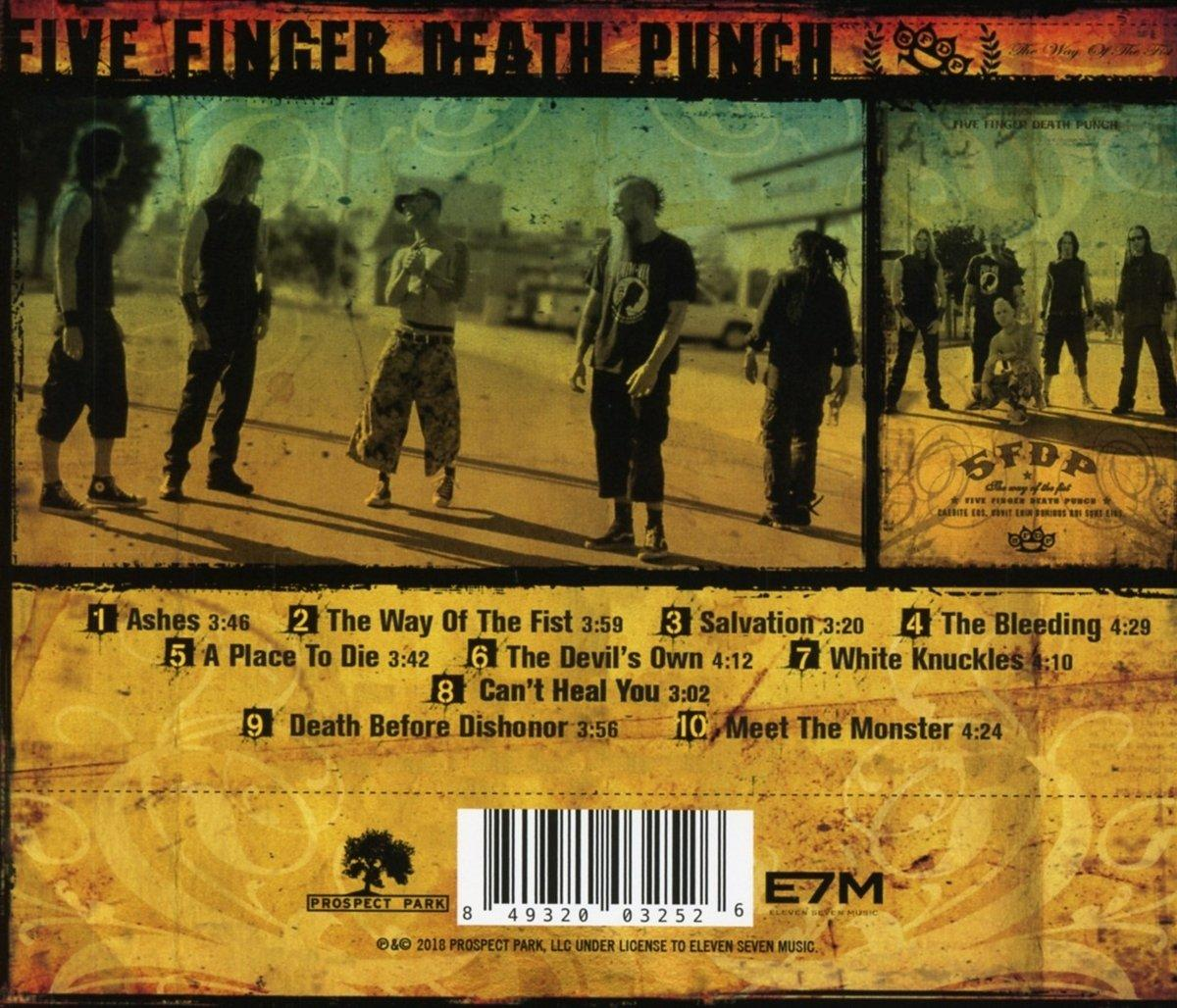 Albumcover mit Bandmitgliedern auf der Straße, Songtiteln und Bandlogo.