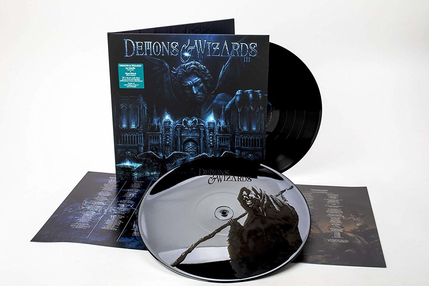 Ein Demons & Wizards Vinyl-Schallplatten-Albumcover, Vinyl und Beilage. Weißer Hintergrund.