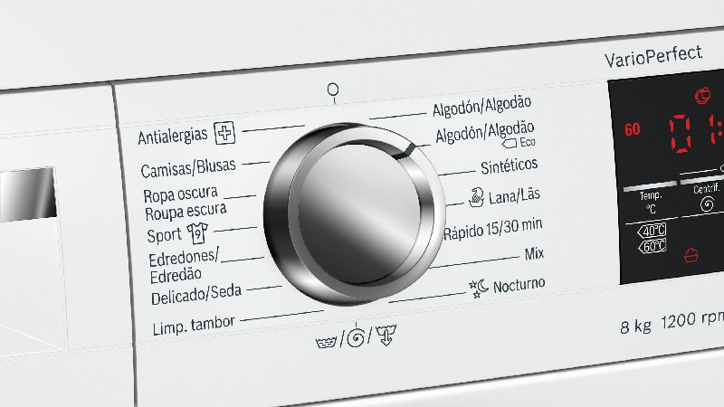 Panel de control de lavadora con varios ajustes de programa y pantalla digital mostrando tiempo y temperatura.