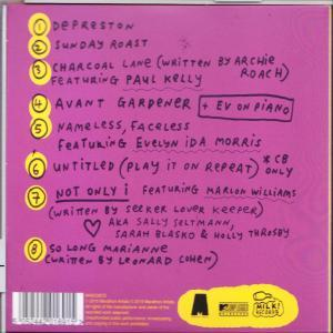 Pochette de CD avec liste des titres manuscrite sur fond rose.