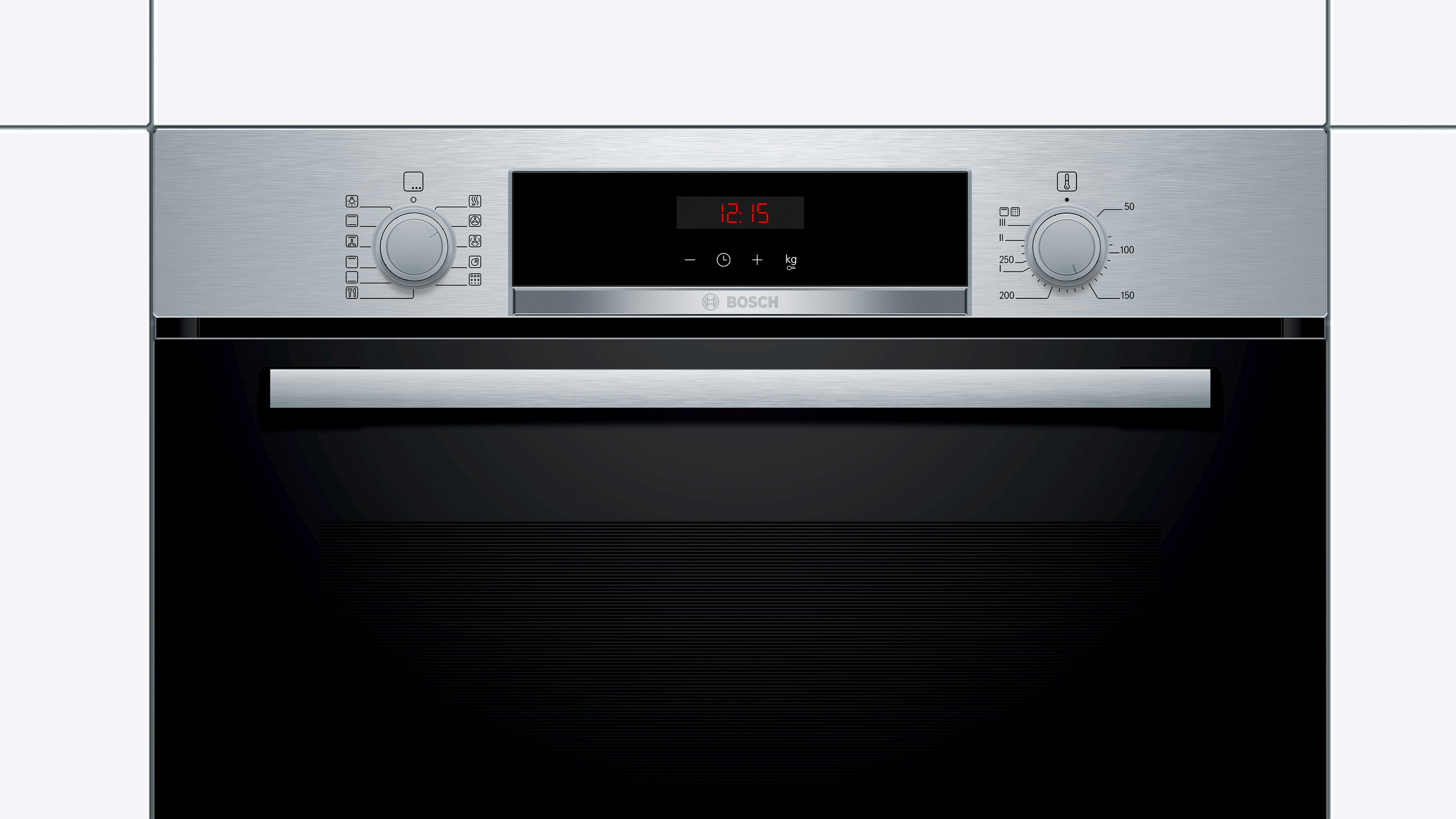 Horno plateado con reloj digital, perillas y puerta negra.