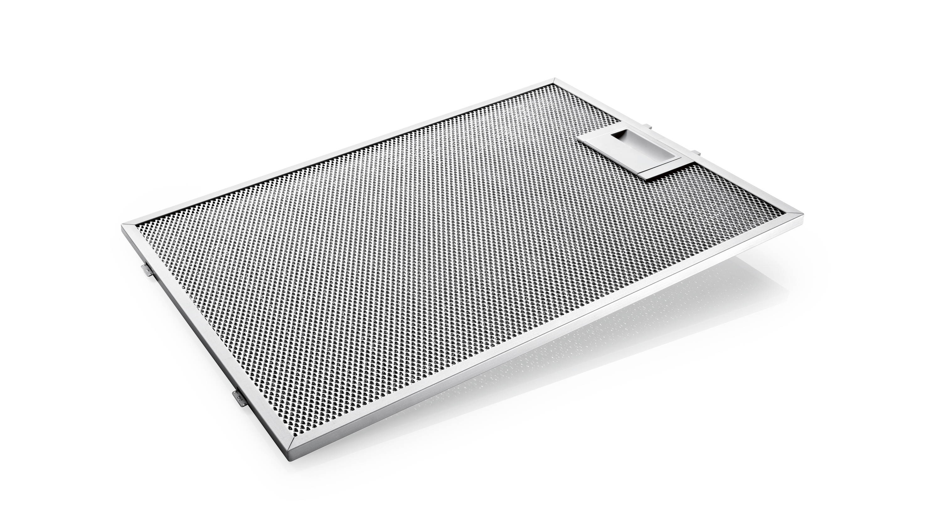 Filtro de metal plateado para campana de cocina sobre fondo blanco.