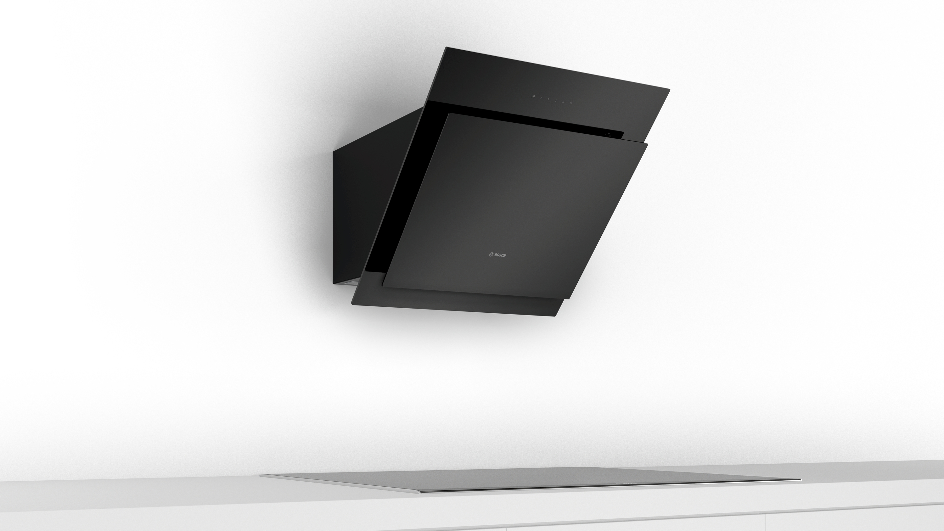 Campana de cocina negra en una pared blanca sobre una placa de cocina. La campana tiene un diseño inclinado con el logo de Bosch.