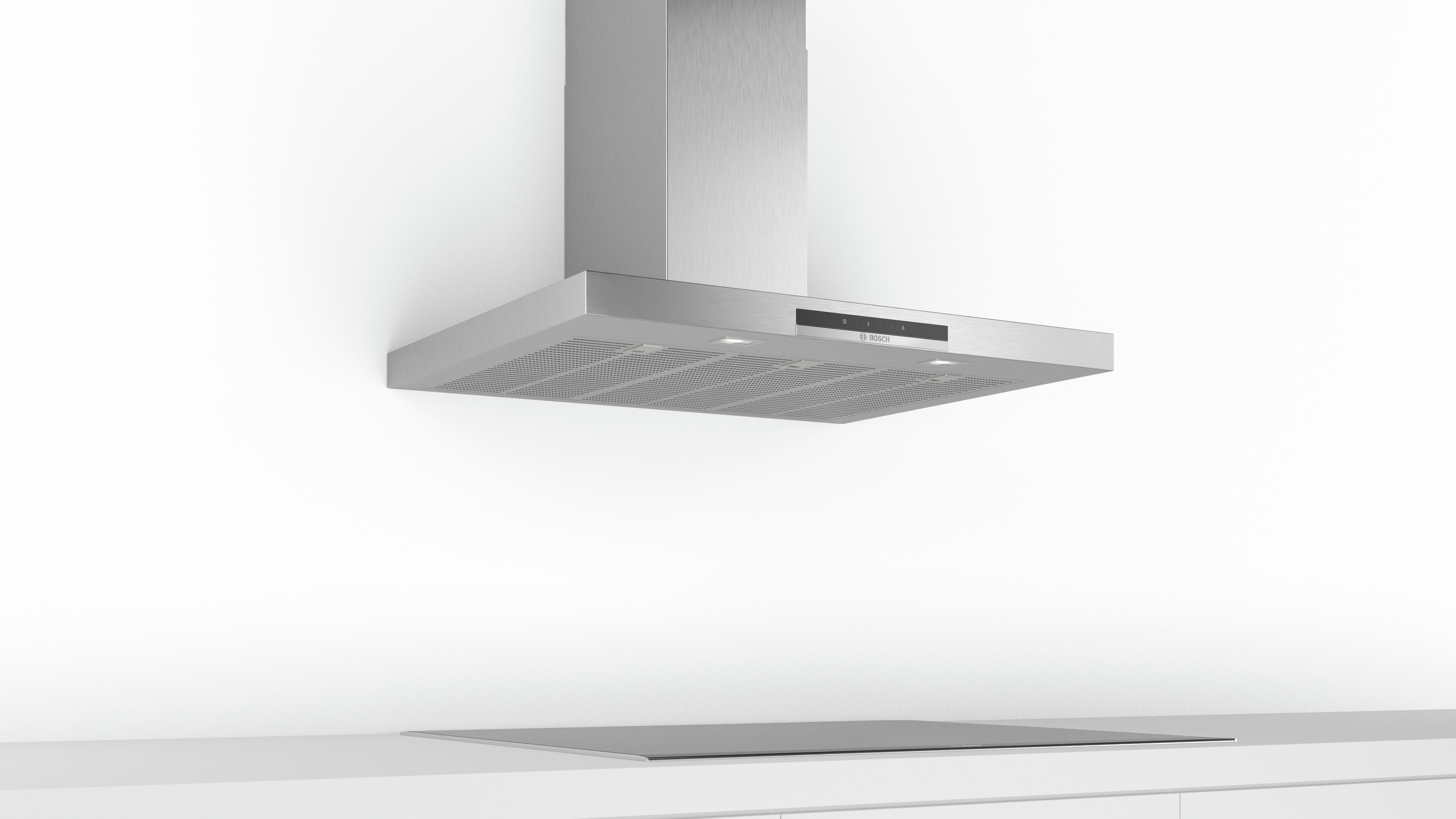Campana de cocina plateada en una pared blanca sobre una placa de cocina. La campana tiene un diseño rectangular con el logo de Bosch.