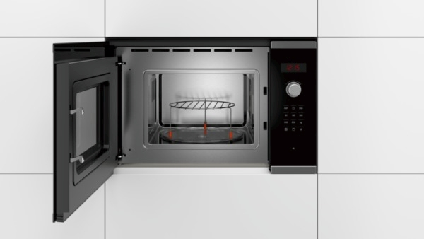 Un horno microondas con la puerta abierta, mostrando el interior con una parrilla.