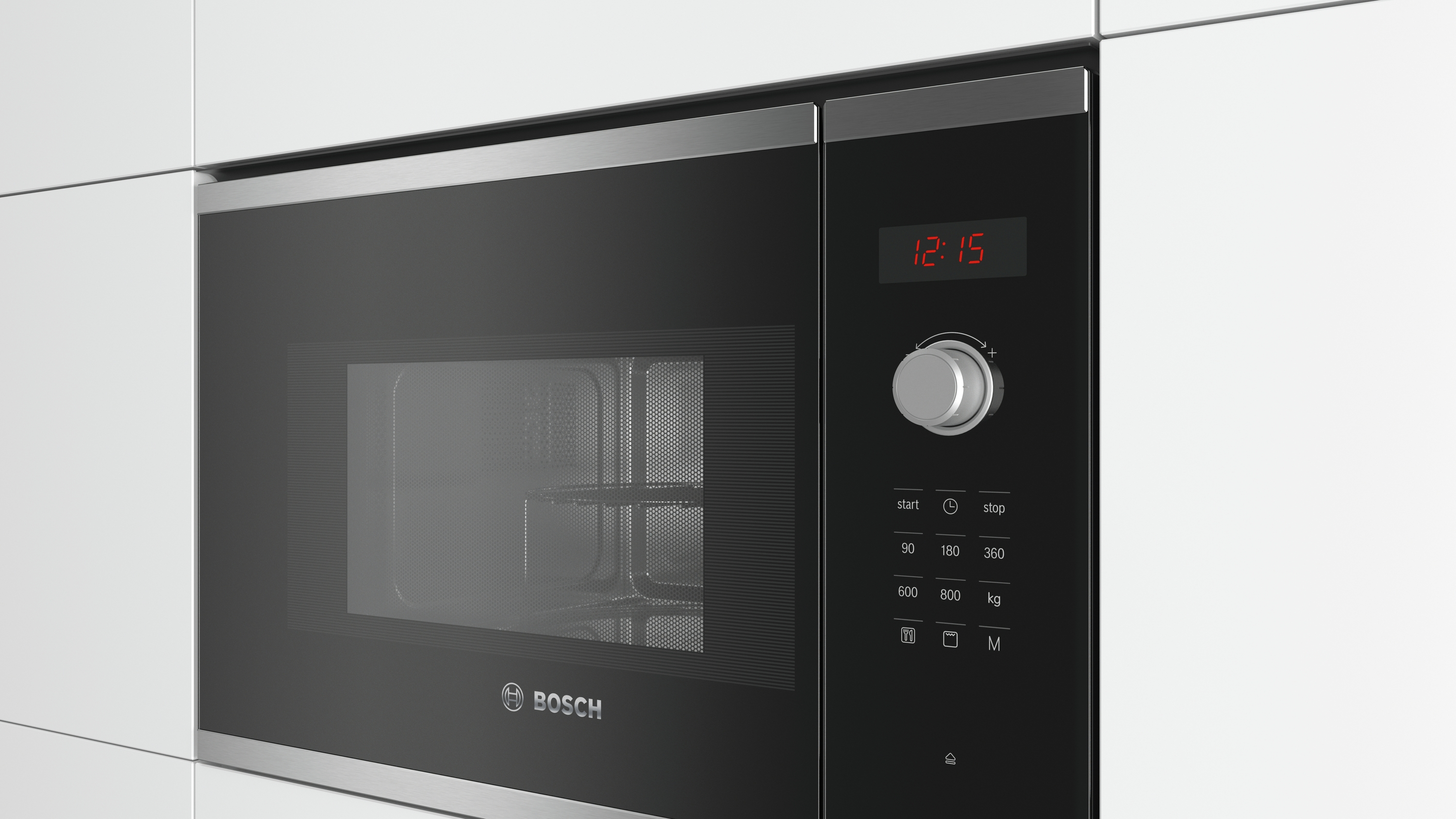 Un horno microondas empotrado en un armario blanco.