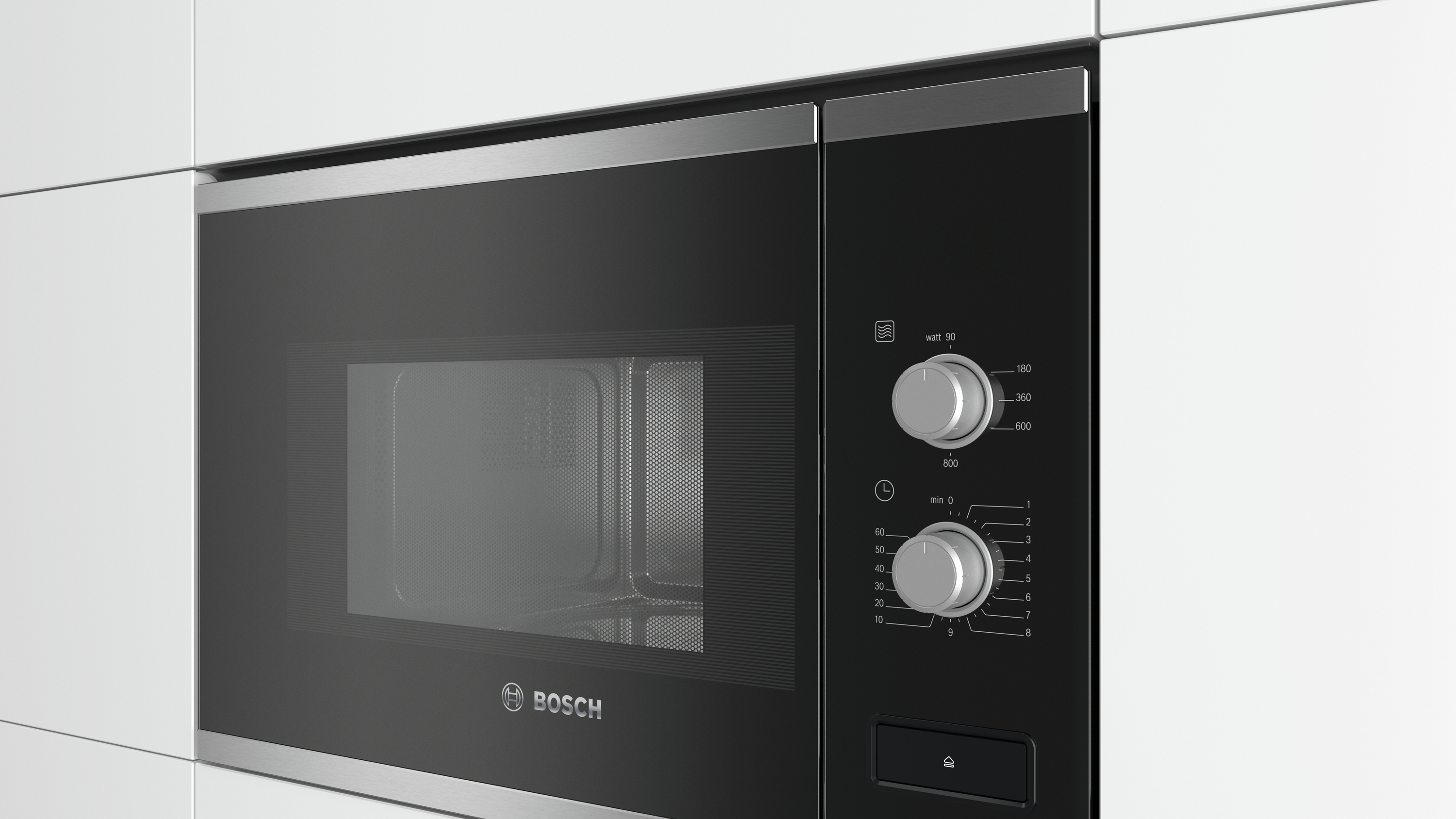 Primer plano de un horno microondas empotrado con puerta y panel de control negros.
