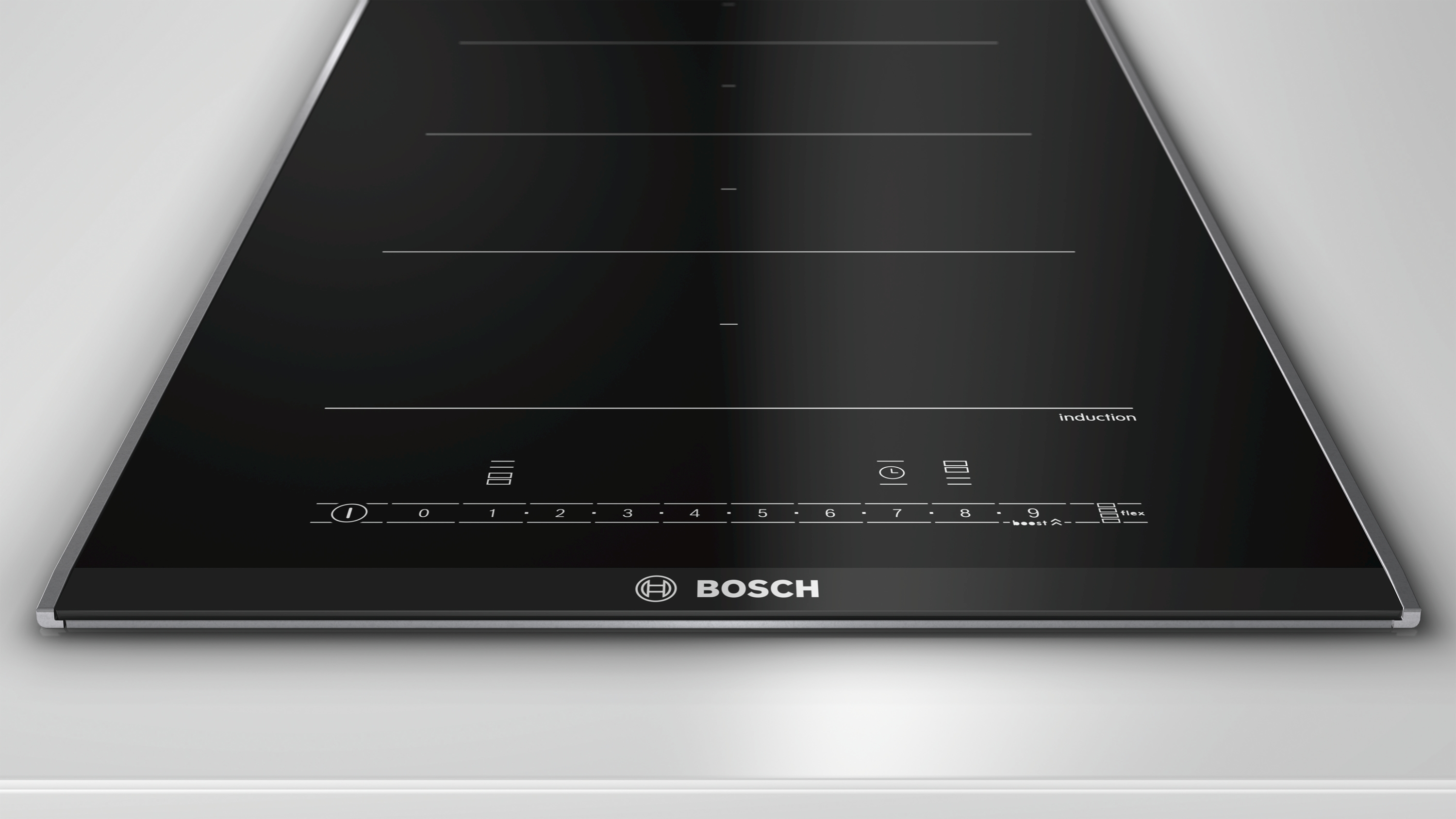 Placa de inducción con superficie negra, botones y el logotipo de Bosch.