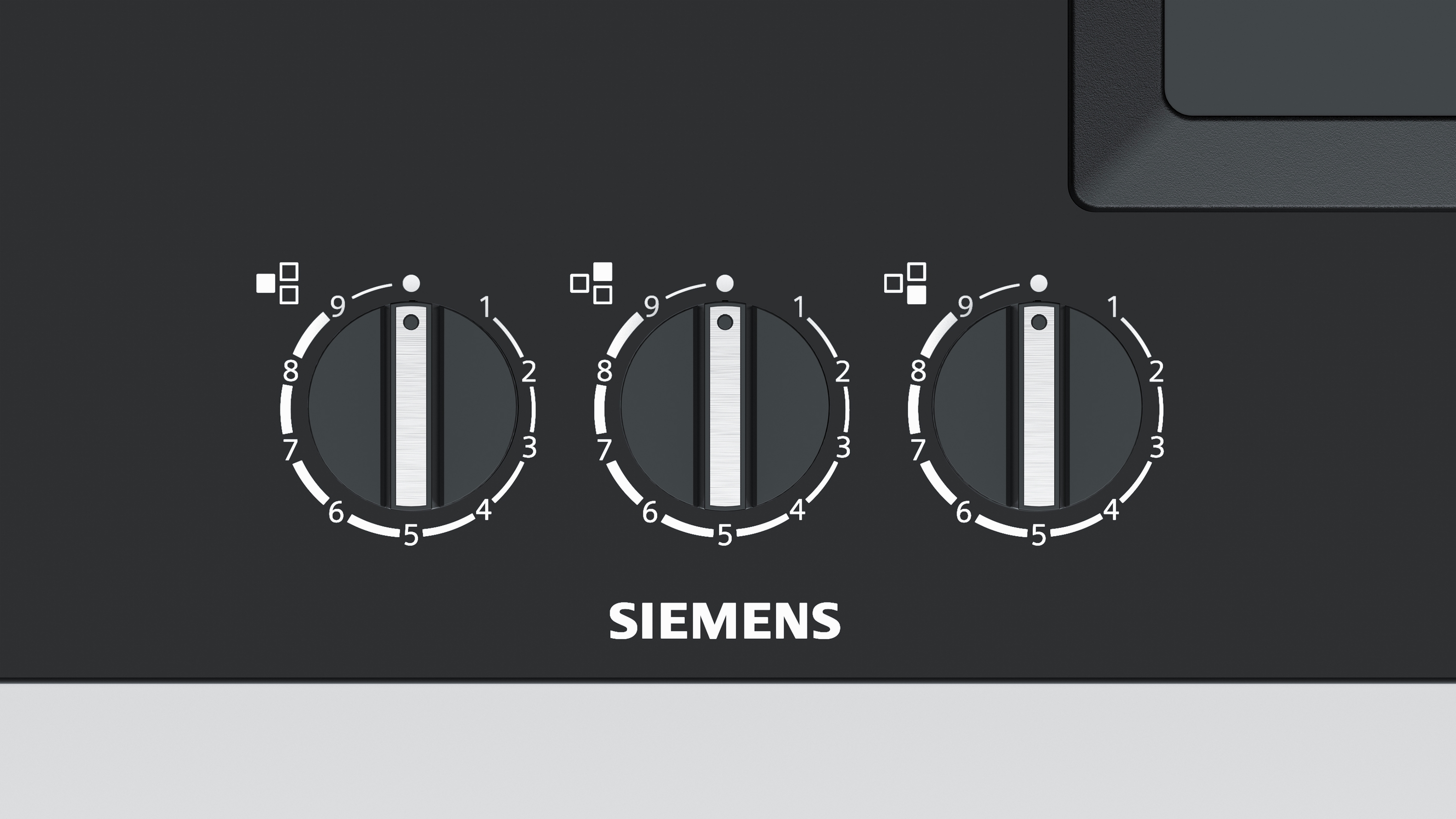 Tres perillas de control de estufa Siemens negras con marcas blancas.