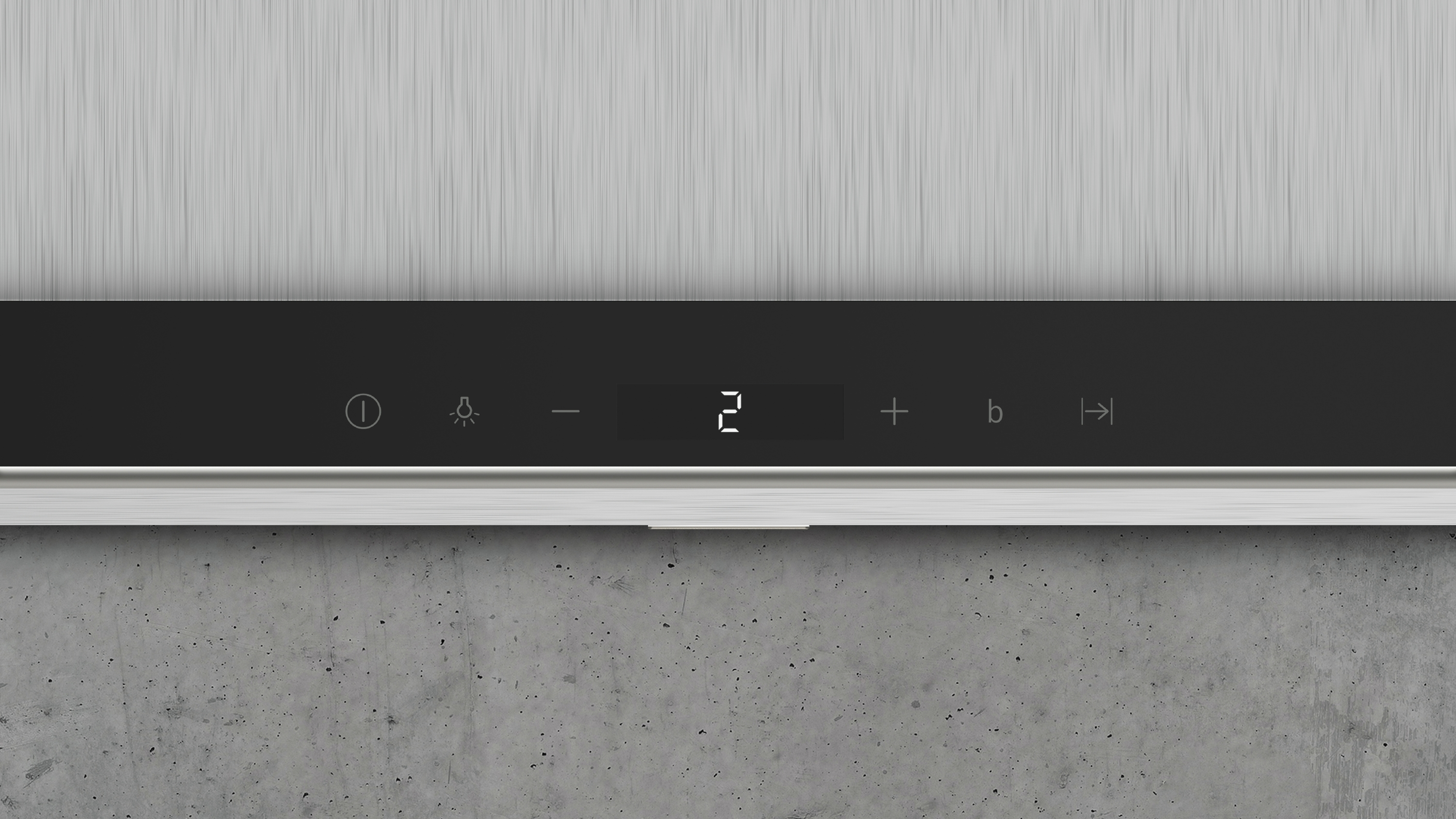 Primer plano de un panel de control negro y plateado.