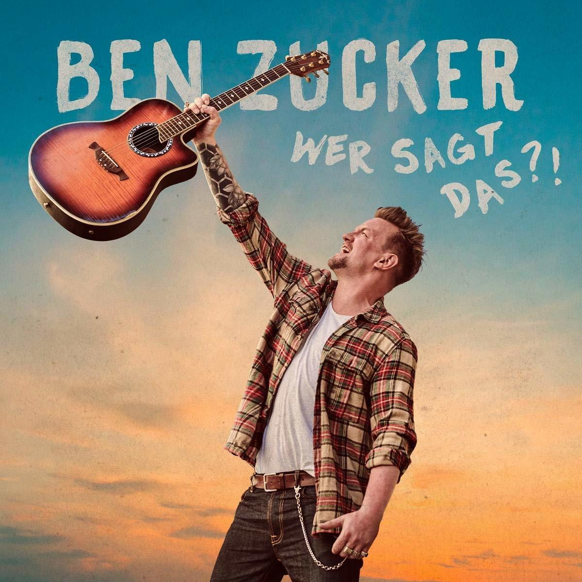 Albumcover, Mann mit Gitarre. Blauer Himmel im Hintergrund. Text in Weiß.