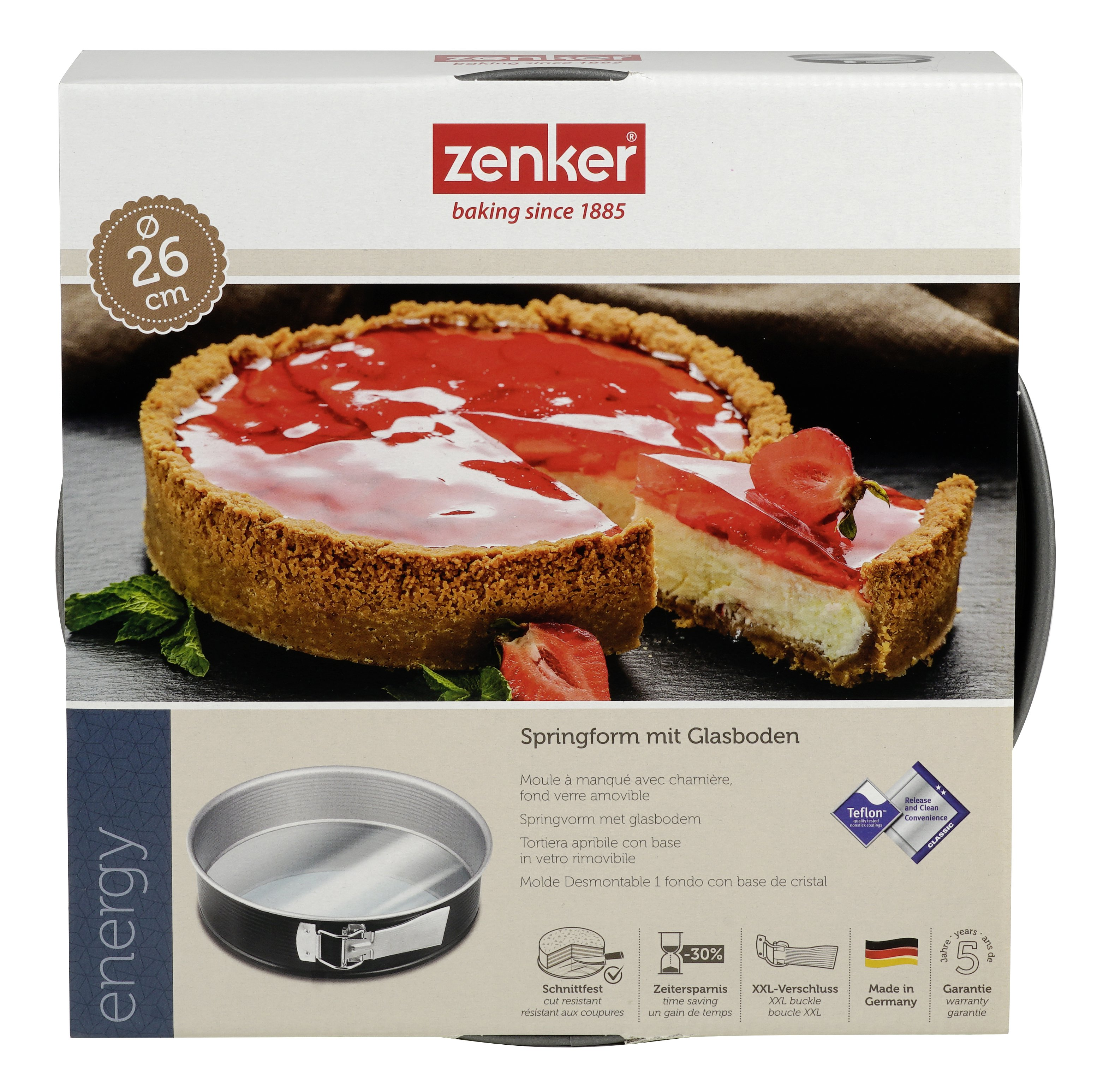 Käsekuchen mit Erdbeerbelag in einer Springform, auf weißer Oberfläche.