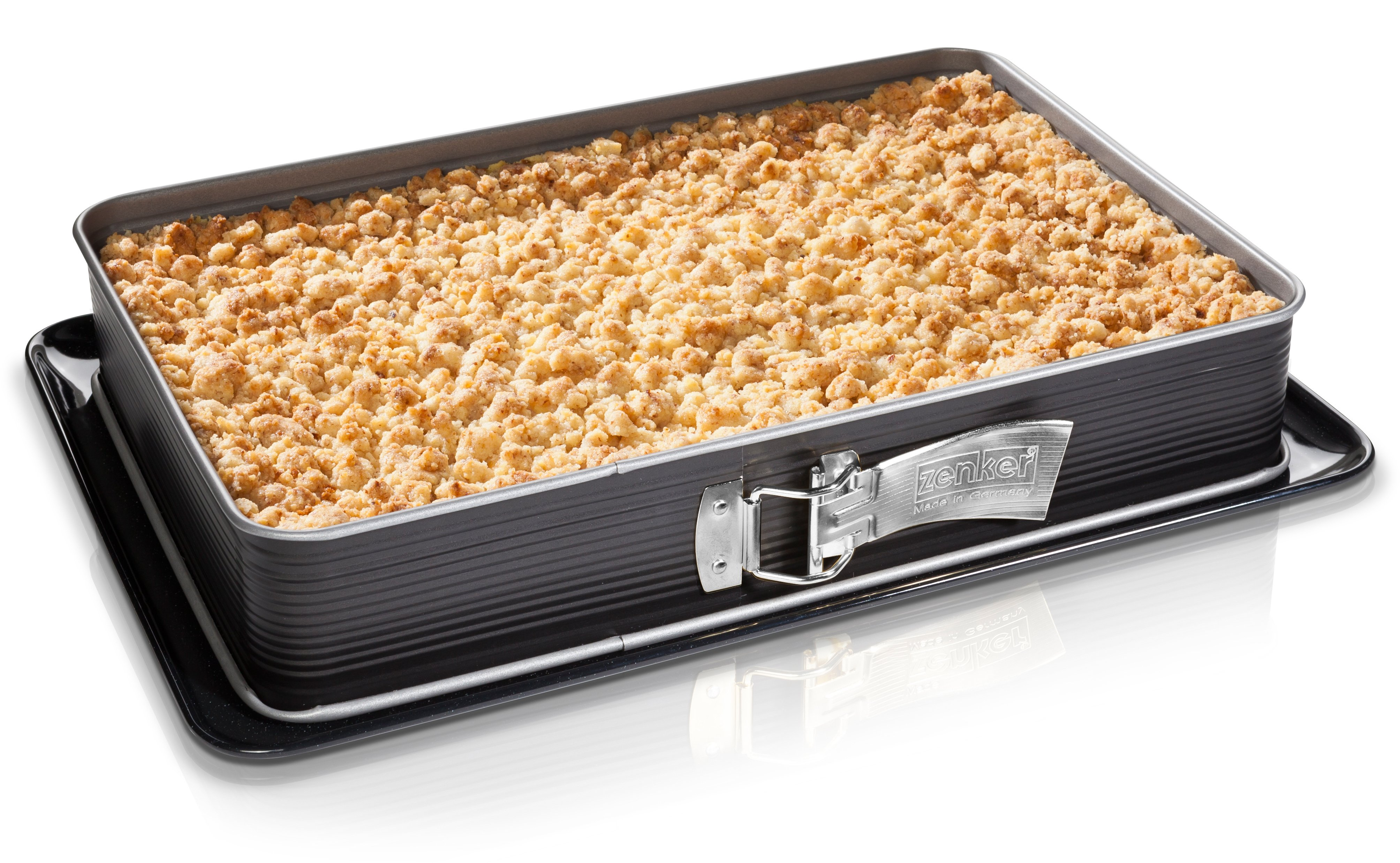 Eine rechteckige Backform mit goldbraunem Streuseltopping.