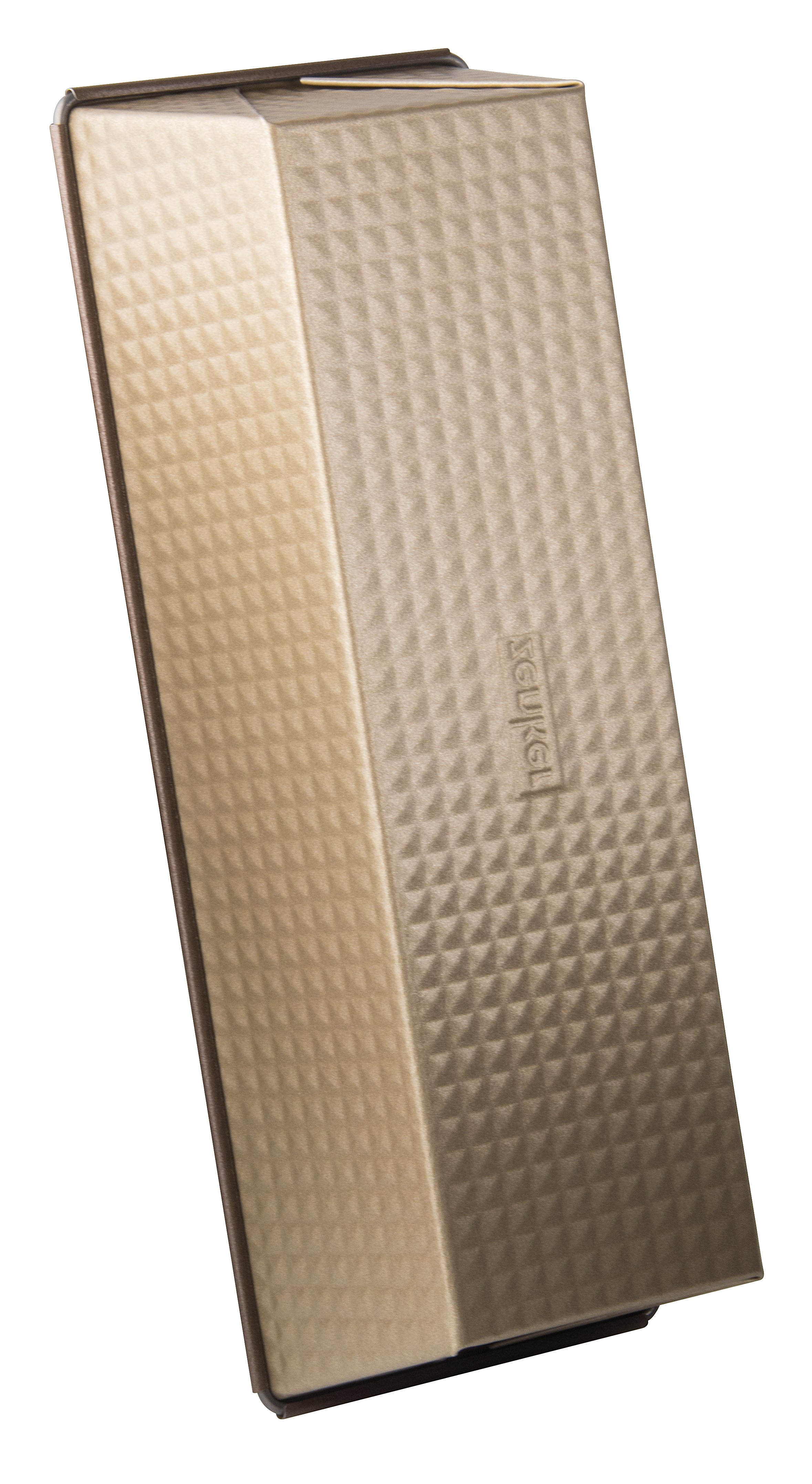 Goldfarbene, rechteckige Brotform, leicht angewinkelt. Strukturierte Oberfläche.