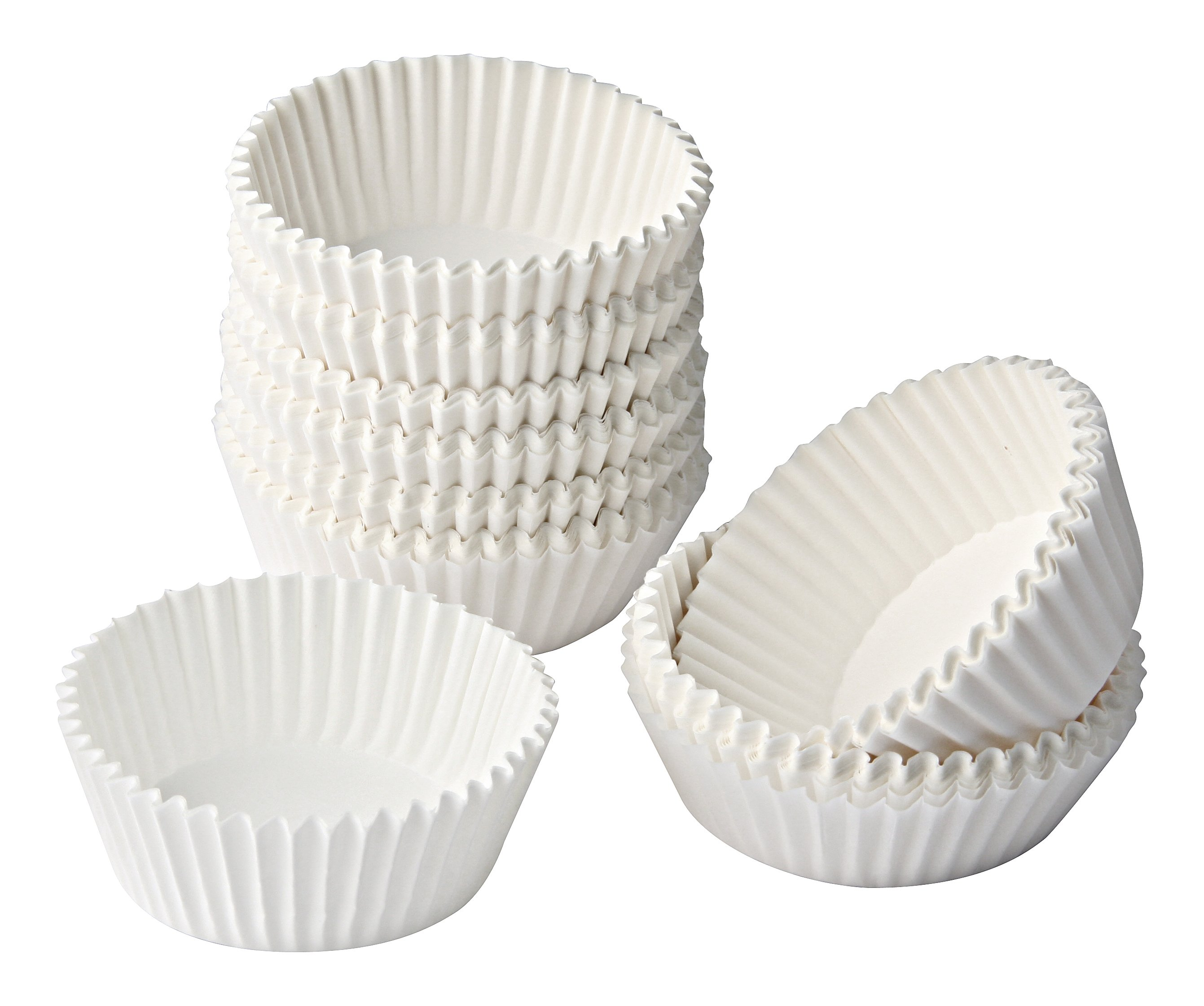 Ein Stapel weißer, geriffelter Papier-Cupcake-Formen, mit einigen einzelnen Formen auf weißem Hintergrund.