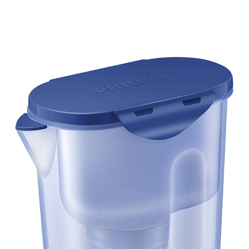 Nahaufnahme eines blauen Wasserfilterkrugs mit einem weißen Filter im Inneren.