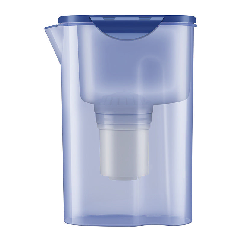 Ein blauer Wasserfilterkrug, der den Filter im Inneren zeigt. Der Krug ist transparent mit blauem Deckel.