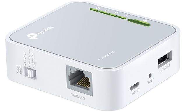 Egy fehér és szürke TP-Link vezeték nélküli router különböző portokkal.