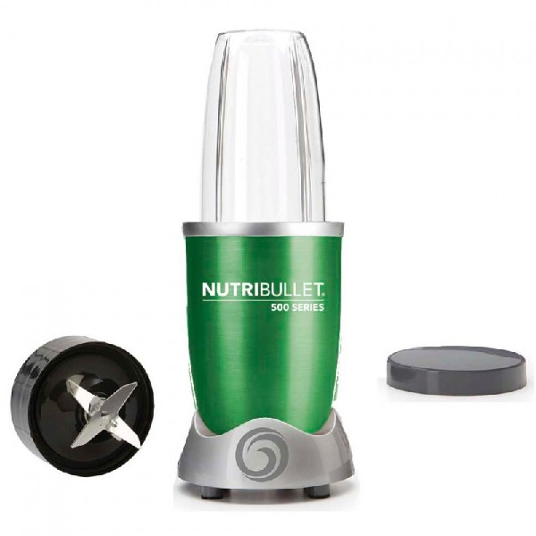 Licuadora Nutribullet verde con una taza transparente y accesorios.