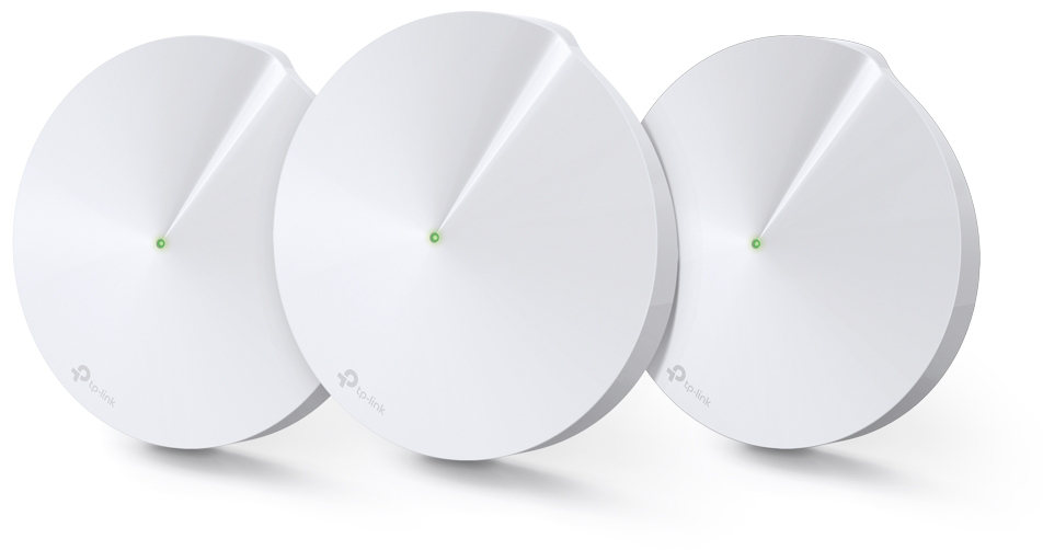 Három fehér Tp-link mesh wifi eszköz. Mindegyik egy fehér korong, zöld fénnyel. Fehér háttér.