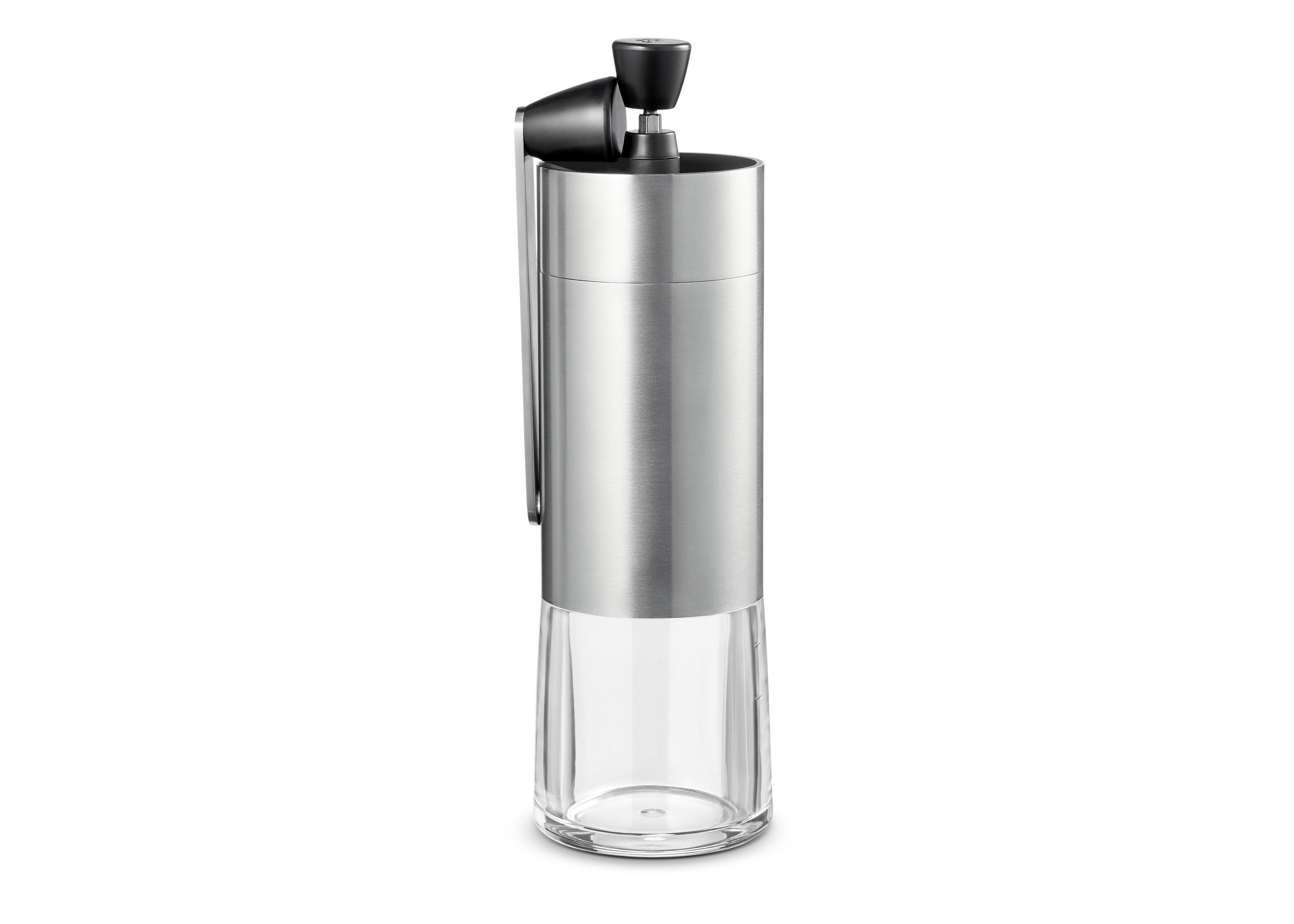 Silberne manuelle Kaffeemühle. Sie hat einen Glasfuß und einen schwarzen Griff und Deckel.