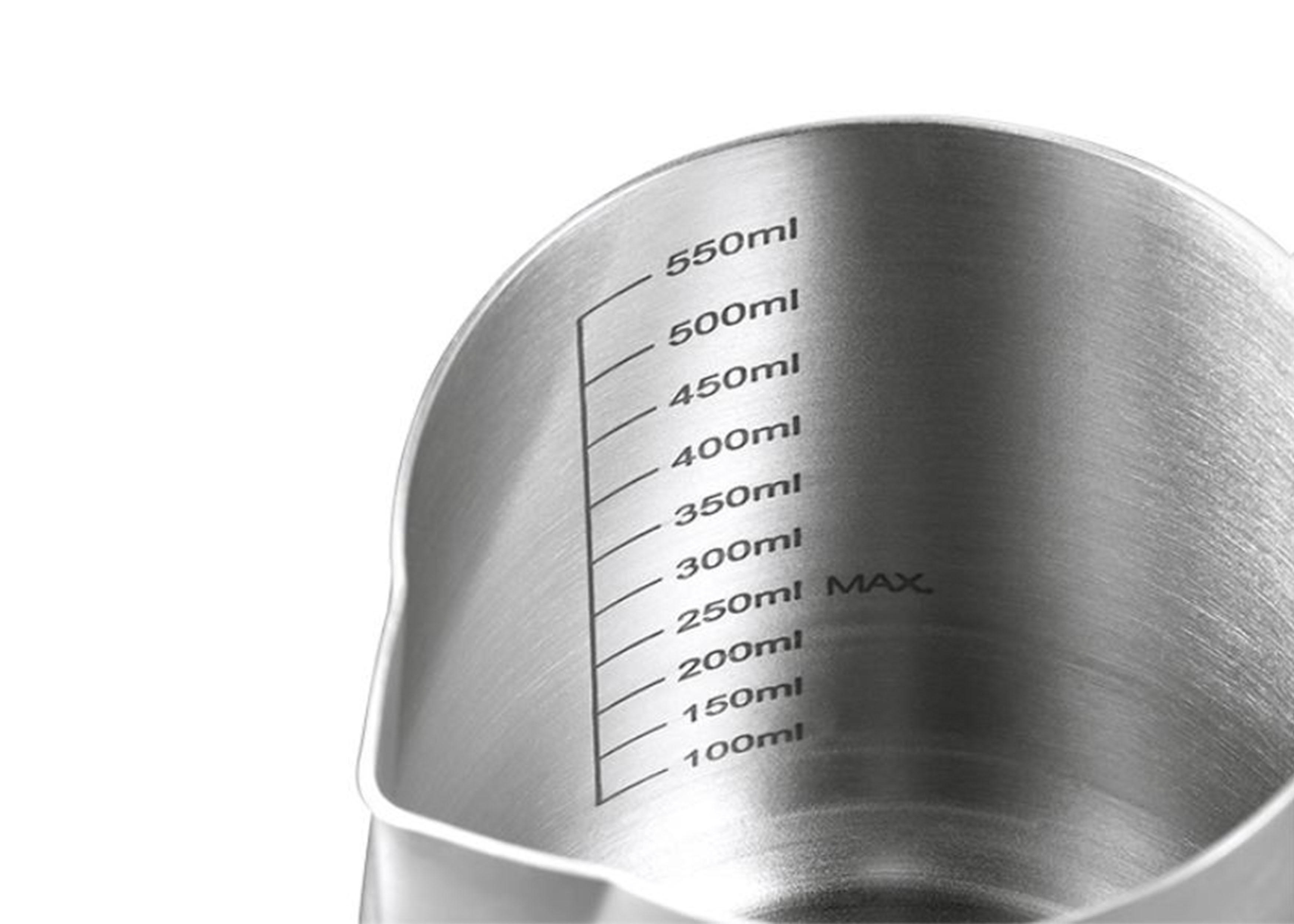 Nahaufnahme eines Metallkruges mit Volumenmarkierungen von 100 ml bis 550 ml.