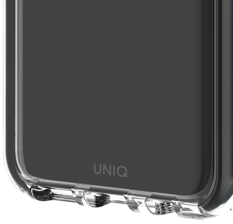 Gros plan sur une coque de téléphone transparente avec la marque 'UNIQ'.
