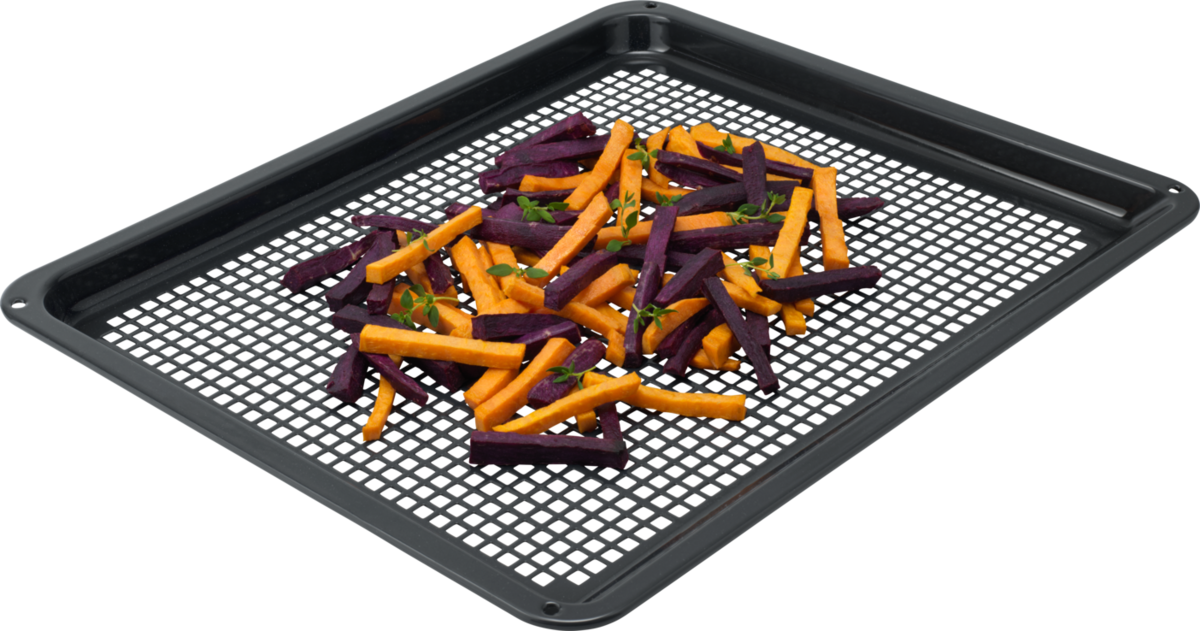 Un plat de cuisson noir avec des frites de patates douces violettes et oranges, saupoudrées d'herbes.