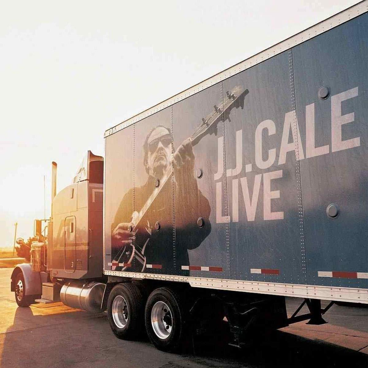Sattelschlepper mit großem Bild eines Gitarre spielenden Mannes, Text 'J.J. CALE LIVE'.