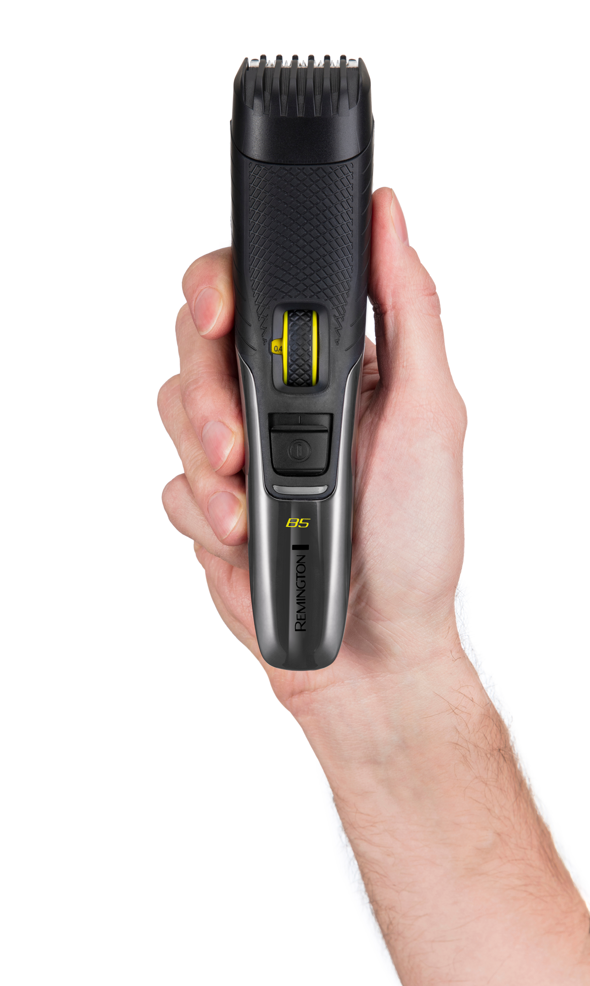 Die Hand eines Mannes hält einen schwarzen und silbernen Remington Barttrimmer.