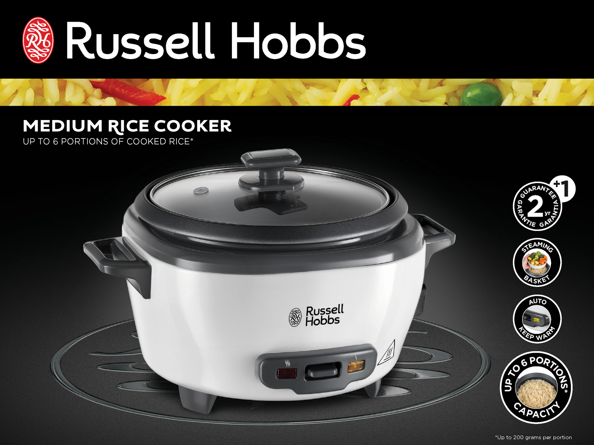 Ein weißer Reiskocher von Russell Hobbs mit dem Markennamen oben. Zeigt einen schwarzen Deckel und Bedienelemente.