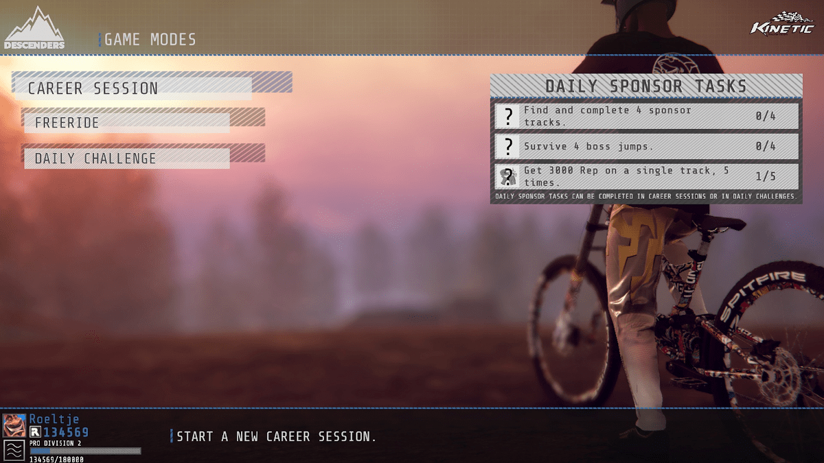 Un menu de jeu avec des options de session de carrière, de freeride et de défi quotidien, avec un motard.