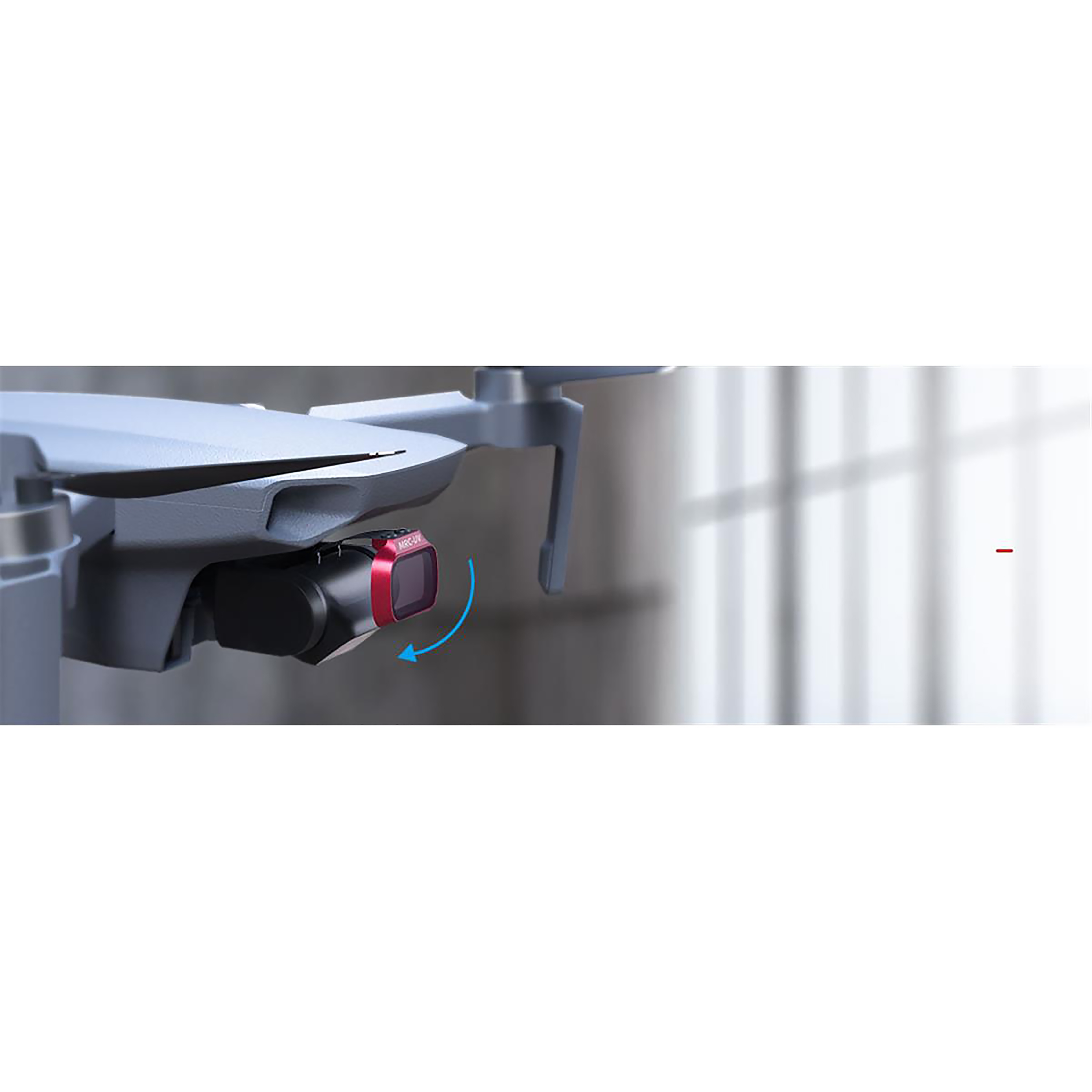 Een drone met een rode camera. De camera is opzij gericht. Witte achtergrond.