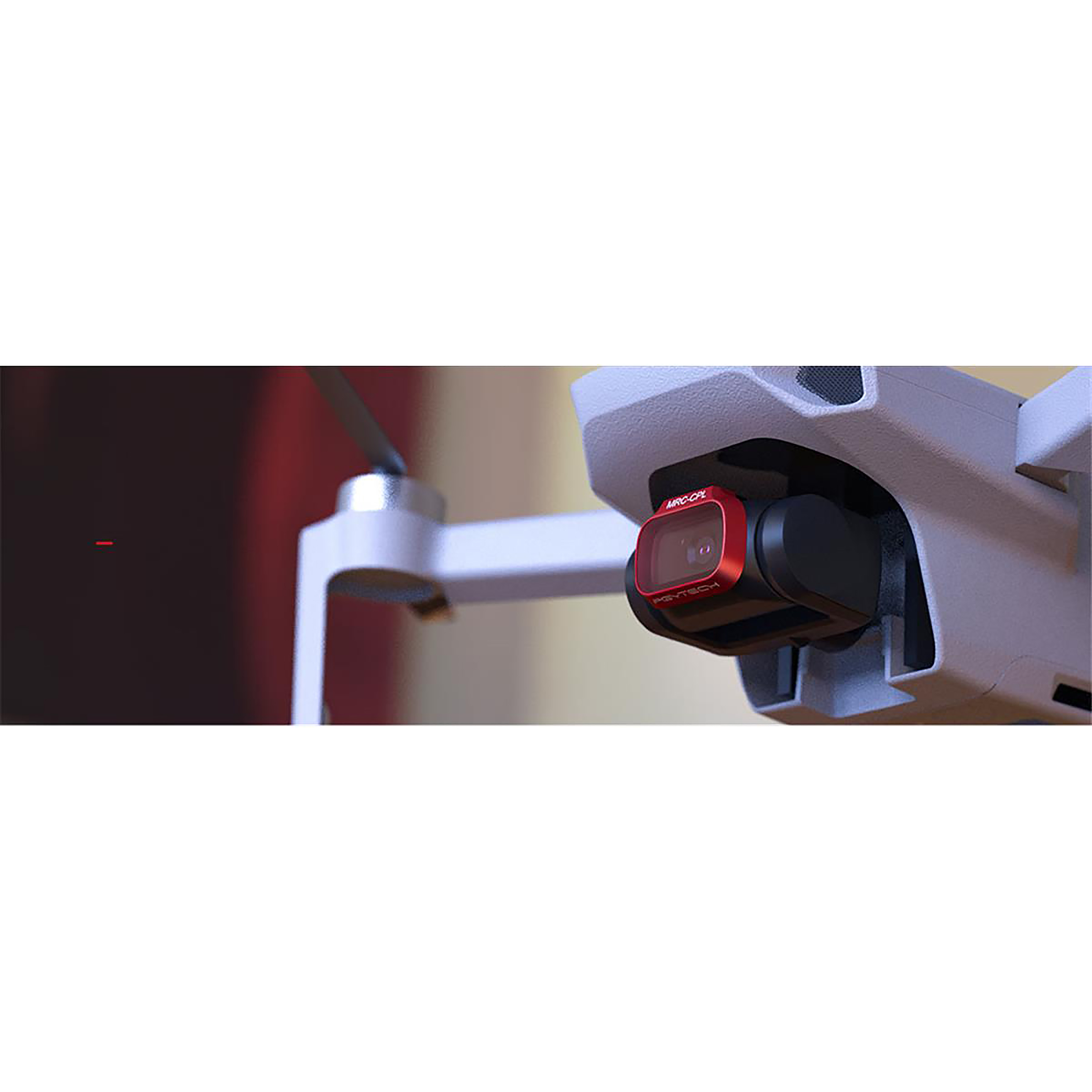Een drone met een rode cameralens en wit frame wordt getoond.