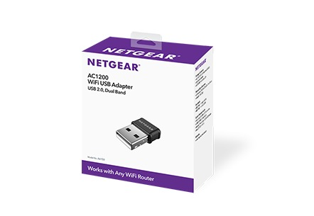 Une petite boîte blanche avec un adaptateur USB à l'intérieur. La boîte est sur fond blanc.