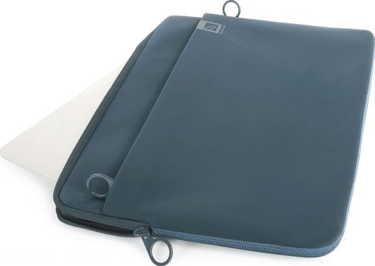 Housse d'ordinateur portable bleue, avec un ordinateur portable partiellement à l'intérieur et des fermetures éclair.