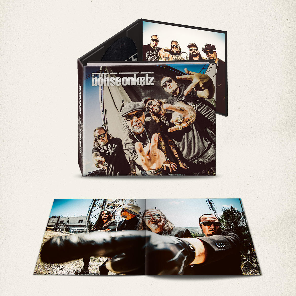 Albumcover einer Band. Bandmitglieder sind abgebildet. Das Album ist geöffnet und zeigt weitere Bilder.