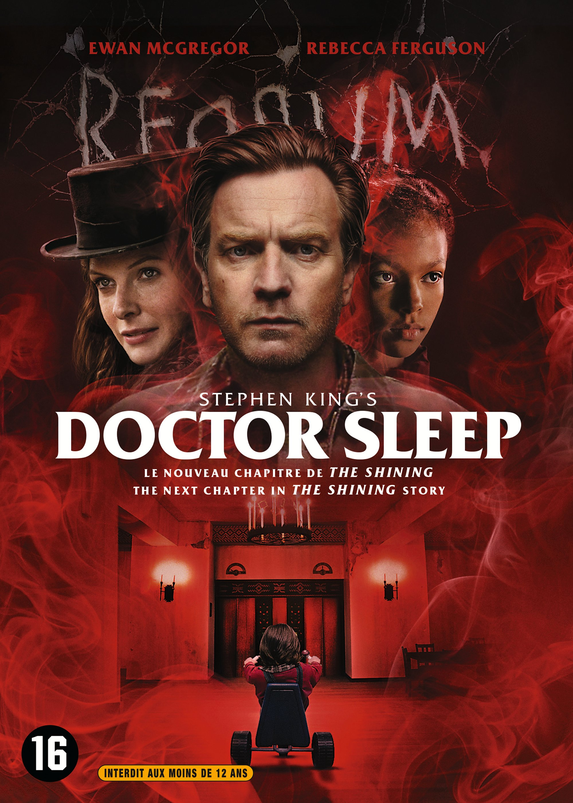 Affiche du film Doctor Sleep avec Ewan McGregor et Rebecca Ferguson. Fond rouge enfumé.