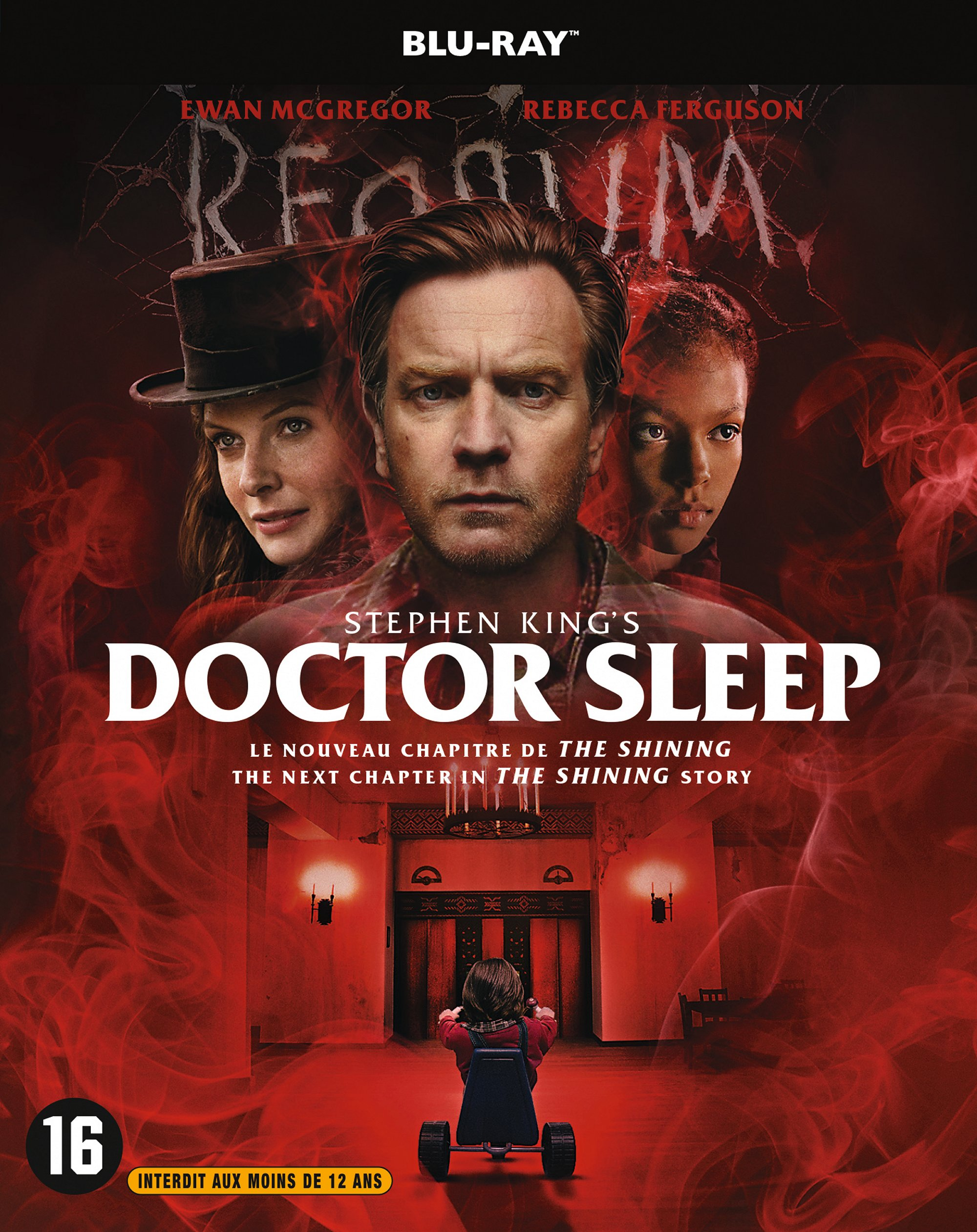 Doctor Sleep Blu-ray-hoes. Ewan McGregor, Rebecca Ferguson en een kind. Rode achtergrond.