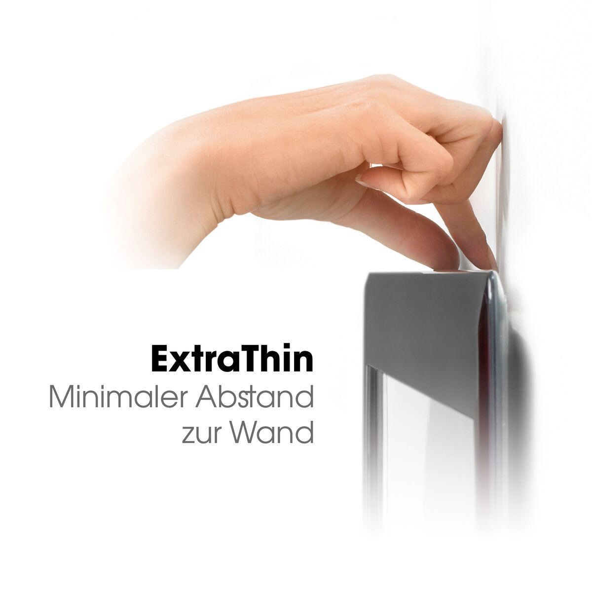 Eine Hand berührt den Rand einer weißen Wand, was den minimalen Abstand veranschaulicht.