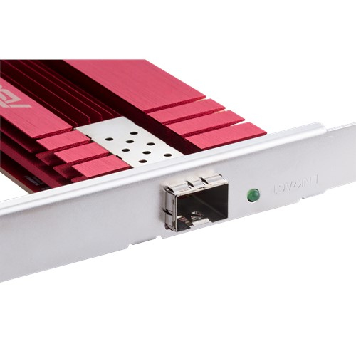 Aletas rojas del disipador en tarjeta de red con conector plateado y luz LED verde.