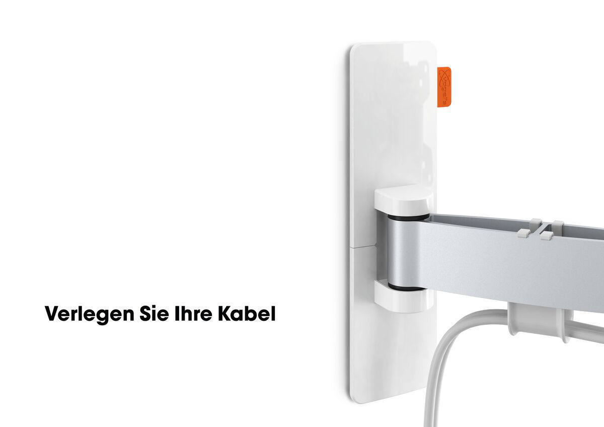 Eine weiße Wandhalterung mit einem orangefarbenen Kabel.