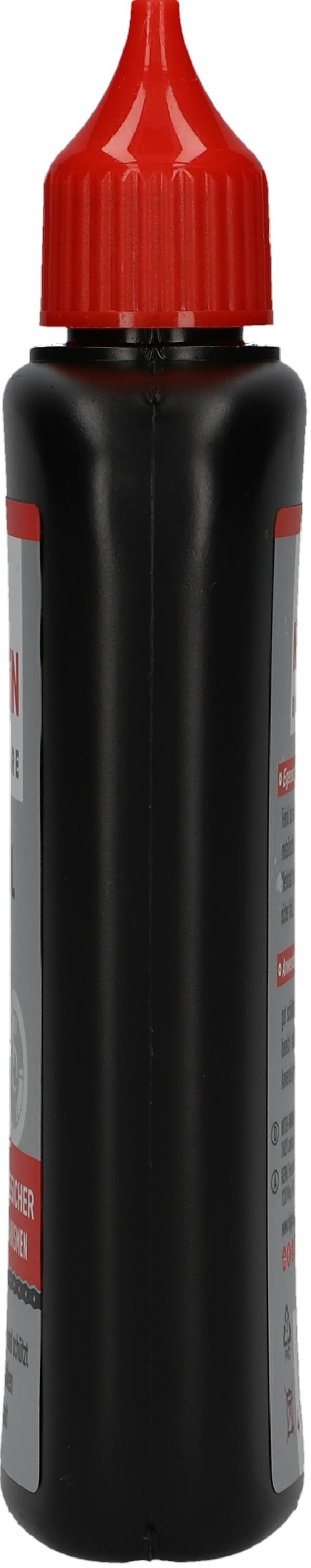 Schwarze Flasche mit rotem Deckel. Die Flasche hat ein Etikett. Weißer Hintergrund.