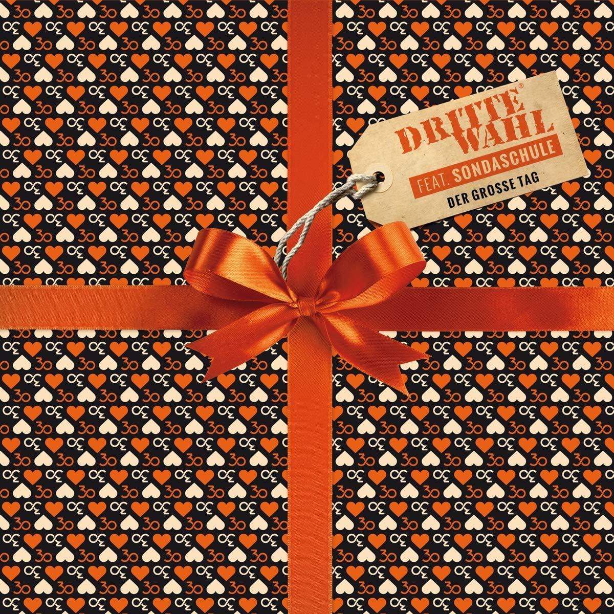 Geschenkbox mit orangefarbenem Band und Schleife. Mit Herzen und Zahlen dekoriert.