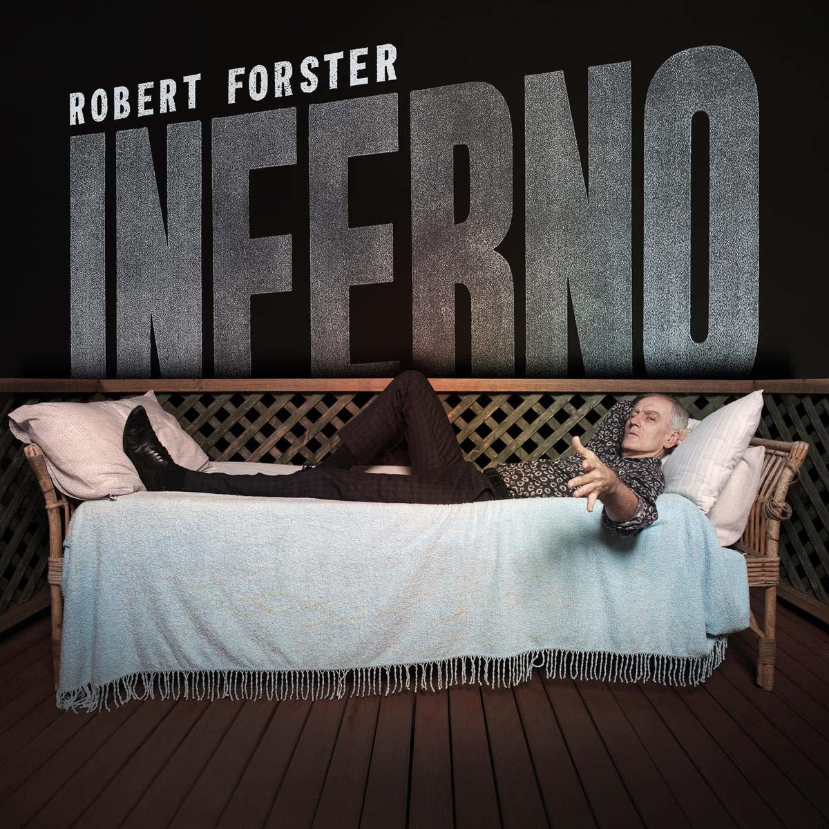 Robert Forster Albumcover. Er liegt auf einem Sofa, darüber das Wort INFERNO auf dunklem Grund.