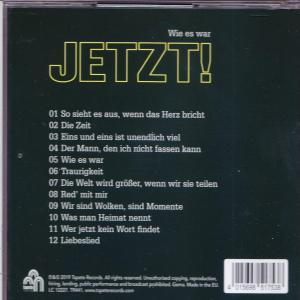 Ein grüner Hintergrund mit schwarzem Text. Der Text listet Songtitel auf.