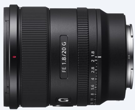 Ein Sony FE 1.8/20 G Kameraobjektiv. Schwarz mit weißem Text, hat Fokusmarkierungen und eine rote Punktanzeige.