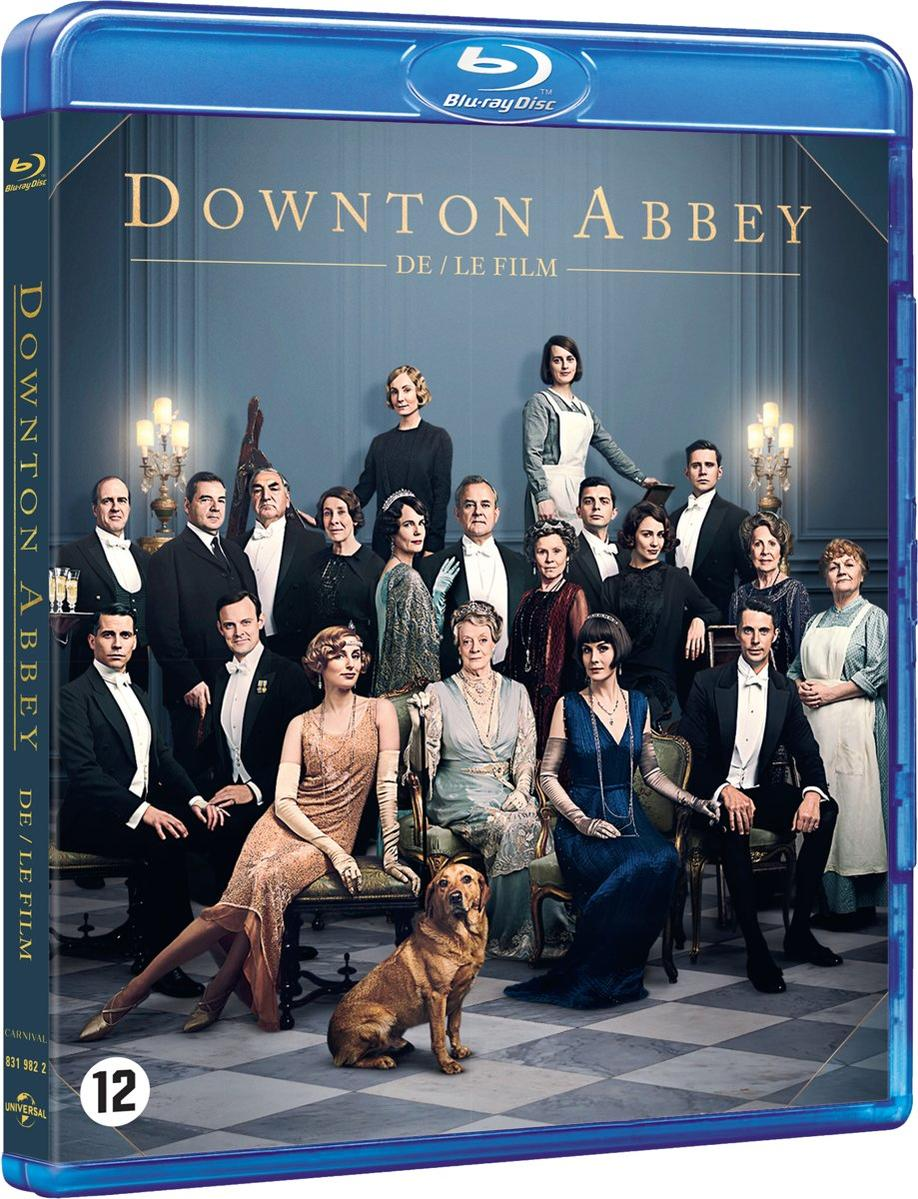 Couverture du disque Blu-ray pour 'Downton Abbey' avec photo de la distribution et texte, dans un boîtier bleu.