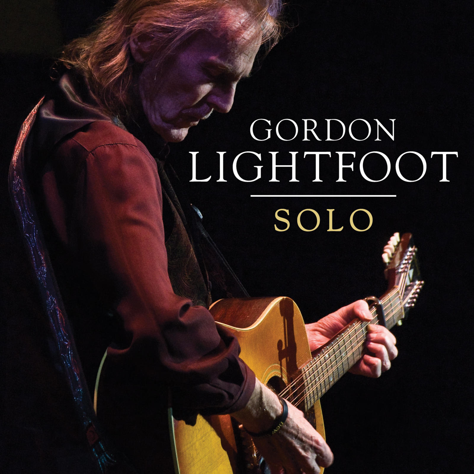 Egy gitározó férfi, lefelé néz, a tokon a 'GORDON LIGHTFOOT SOLO' felirattal.